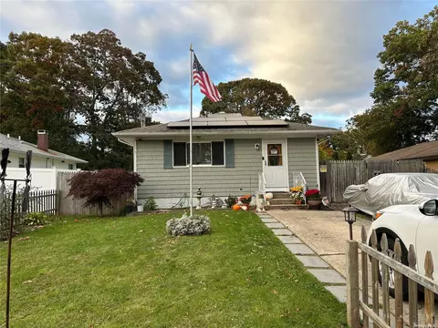 135 Eleanor Ave, Mastic, NY 11950