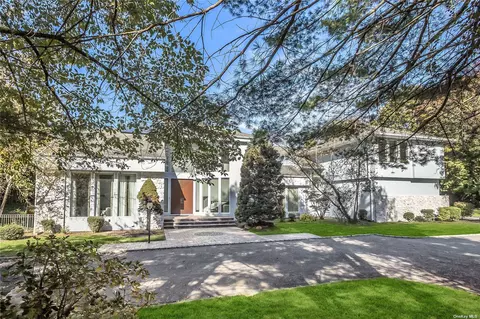 25 Wildwood Dr, Laurel Hollow, NY 11791