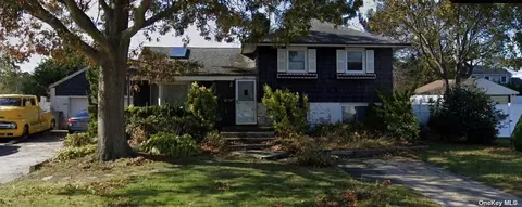 800 Tanglewood Rd, West Islip, NY 11795
