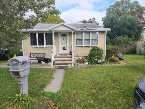 11 Holbrook St, Patchogue, NY 11772