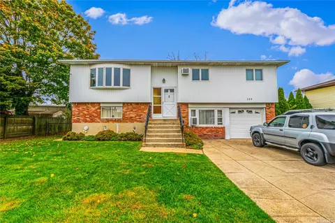 109 Washington Pl, Massapequa, NY 11758