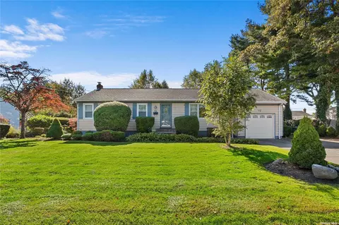 72 Irene St, Lindenhurst, NY 11757