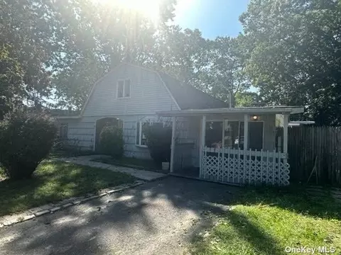 12 Honeysuckle Ln, Holtsville, NY 11742