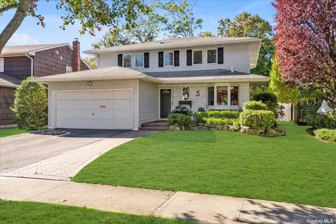 5 Schooner Ln, Port Washington, NY 11050