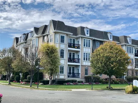 123 Roosevelt Way #123, Westbury, NY 11590