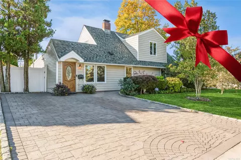 184 Spindle Rd, Hicksville, NY 11801