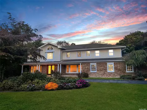 21 Yukon Dr, Woodbury, NY 11797