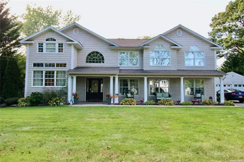 26 Wintergreen Dr, Melville, NY 11747