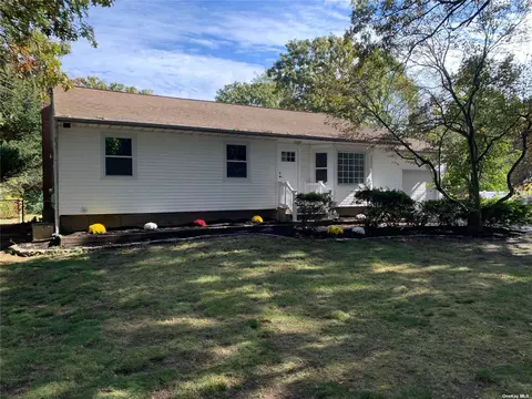 49 Ackerly Ln, Ronkonkoma, NY 11779