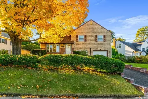 14 Edgewood Gate Gate, Plainview, NY 11803