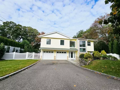 21 Bobcat Ln, East Setauket, NY 11733