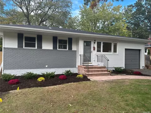29 Harvard Ln, Commack, NY 11725