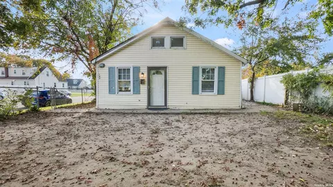 189 S Clinton Ave, Lindenhurst, NY 11757
