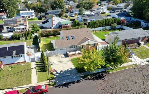 31 Pasadena Dr, North Babylon, NY 11703