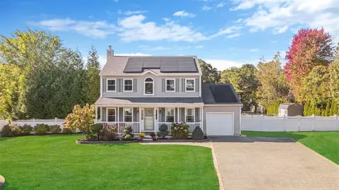 4 Alpine Ct, Medford, NY 11763