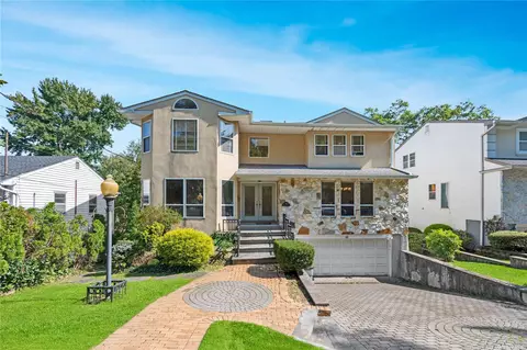 44 Rose Ave, Great Neck, NY 11021