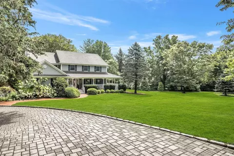 8 Schubert Ct, South Huntington, NY 11746