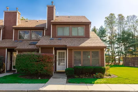 12 Cristi Joe Ct #12, Islip, NY 11751