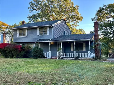 35 Gray Ave, Medford, NY 11763