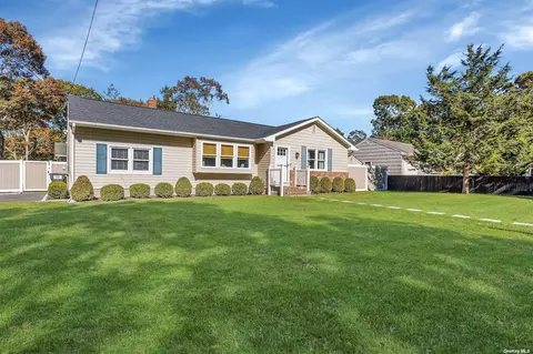 22 Yale Dr, Hampton Bays, NY 11946