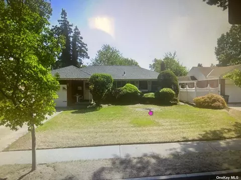 820 School Dr, North Baldwin, NY 11510