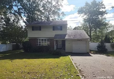 21 Wren Dr, Hauppauge, NY 11788
