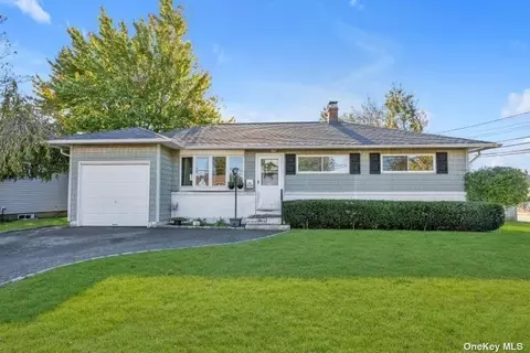 958 N Delaware Ave, Lindenhurst, NY 11757