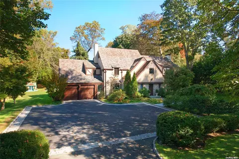 530 Manhasset Woods Rd, Manhasset, NY 11030