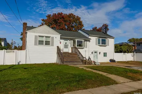 26 Schley Ave, Lindenhurst, NY 11757