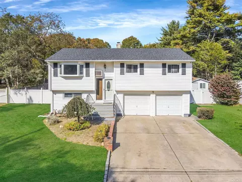 50 Glenmore Ave, Central Islip, NY 11722