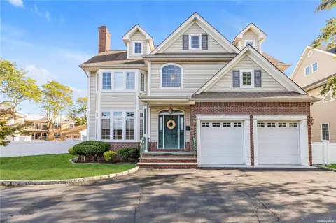 111 Lincoln Ave, Rockville Centre, NY 11570