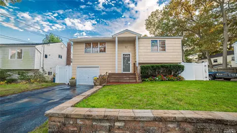 17 Lindsay St, Huntington, NY 11743