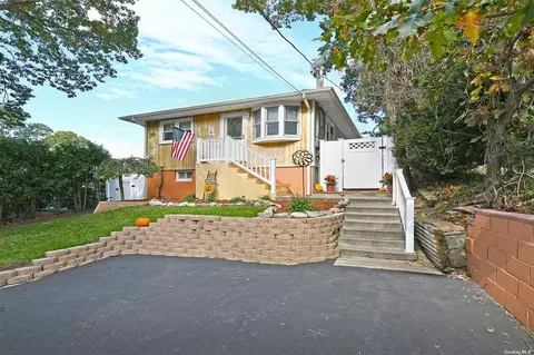 39 Patchogue Rd, Sound Beach, NY 11789