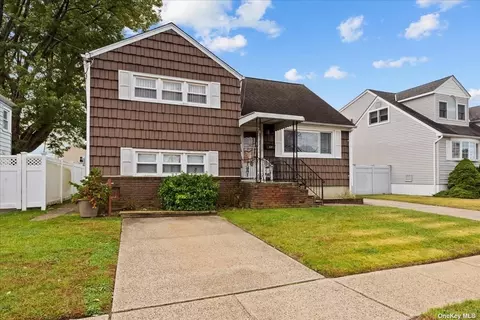 57 Martha St, Freeport, NY 11520