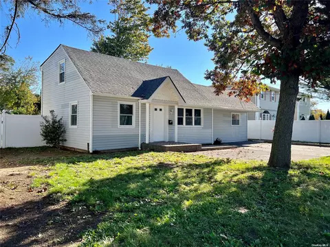 946 N Wellwood Ave, Lindenhurst, NY 11757