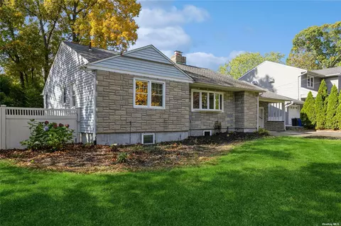 21 Bradbury Ave, Huntington Station, NY 11746