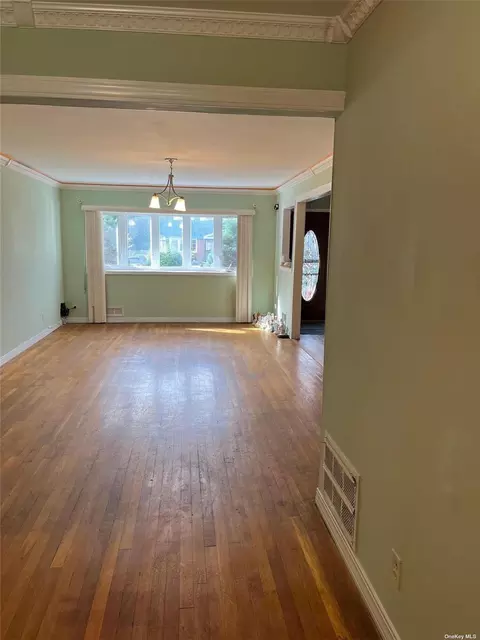 147-21 253rd Pl, Rosedale, NY 11422