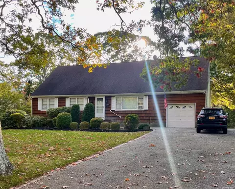 42 Pauchogue Ave, East Islip, NY 11730