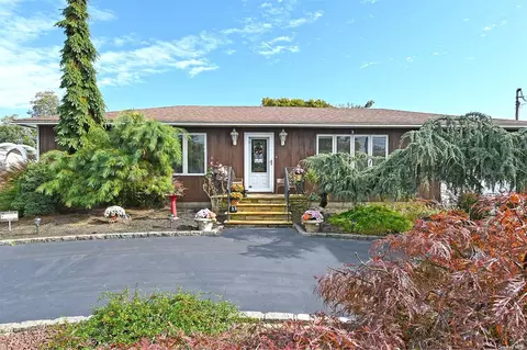 95 Vermont Ave, West Babylon, NY 11704