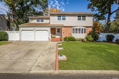 105 Hale Rd, North Babylon, NY 11703
