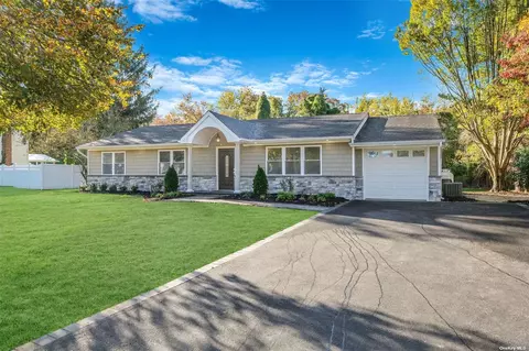 20 Hemlock Ln, Smithtown, NY 11787
