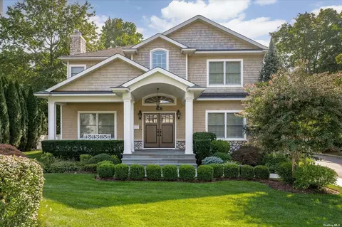 9 Briar Ln, East Hills, NY 11577