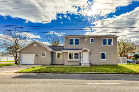 91 Shore Rd, Lindenhurst, NY 11757