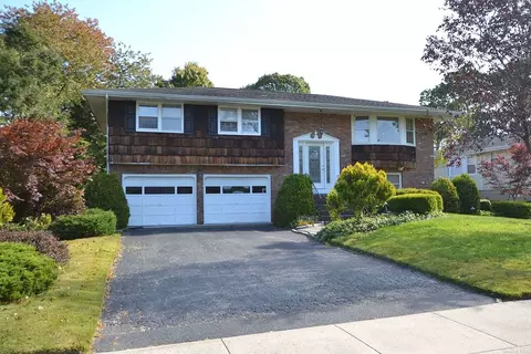 11 Hawk Ln, Hauppauge, NY 11788