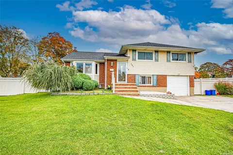 121 W 7th St, Deer Park, NY 11729