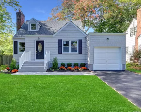 25 Erlwein Ct, Massapequa, NY 11758