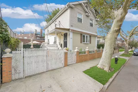 47-28 204th St, Bayside, NY 11361
