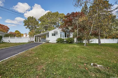 97 Brentwood St, Bay Shore, NY 11706