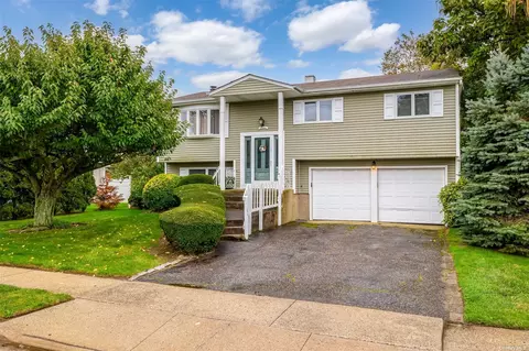137 Spring St, Massapequa, NY 11758