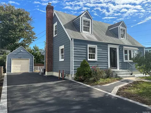 1 S Elm St, Hicksville, NY 11801